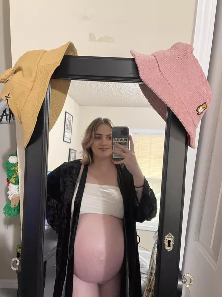 look at that belly 😍 if you wanna see more DM me, have a lot of premade content just waiting to be viewed 🙃