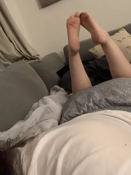 Lounging with these pretty soles in need of a good, firm rub😉