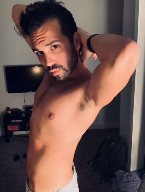 Love a good armpit shot. Don’t you? ;)