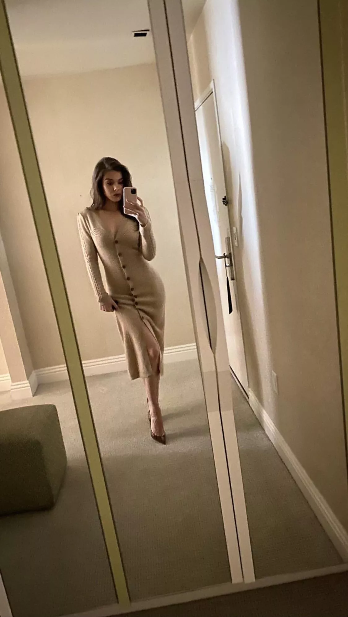 Love how the dress is so tight to her body, showing her godlike figure. Hailee always gets me hard and all worked up Love how the dress is so tight to her body, showing her godlike figure. Hailee always gets me hard and all worked up