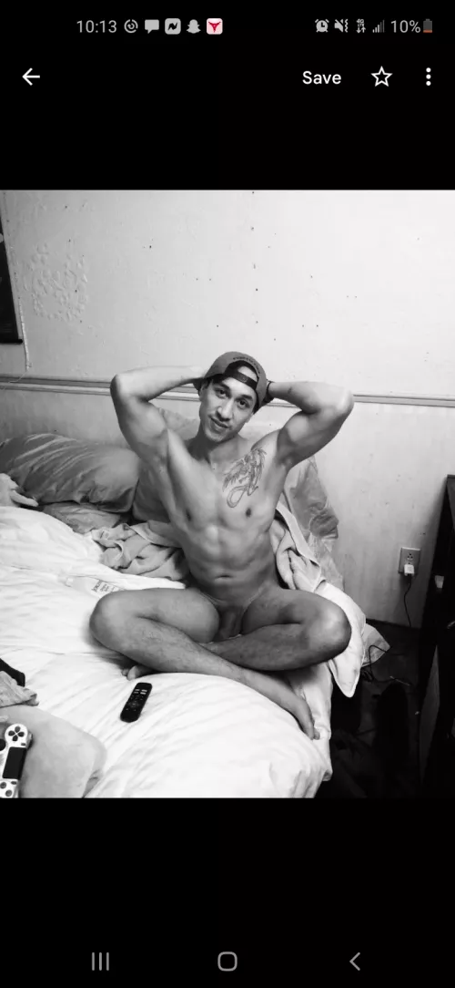 (M) Fiancee said she loved this pic I don't get it but hey whateves 😂