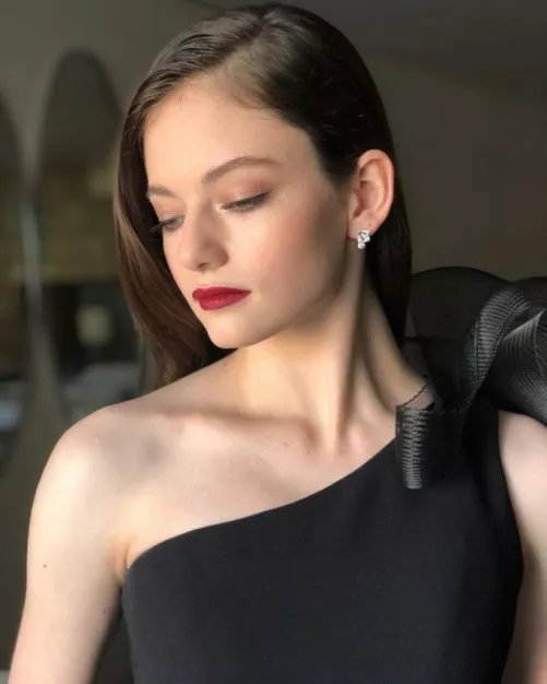 Mackenzie Foy is making me hard today