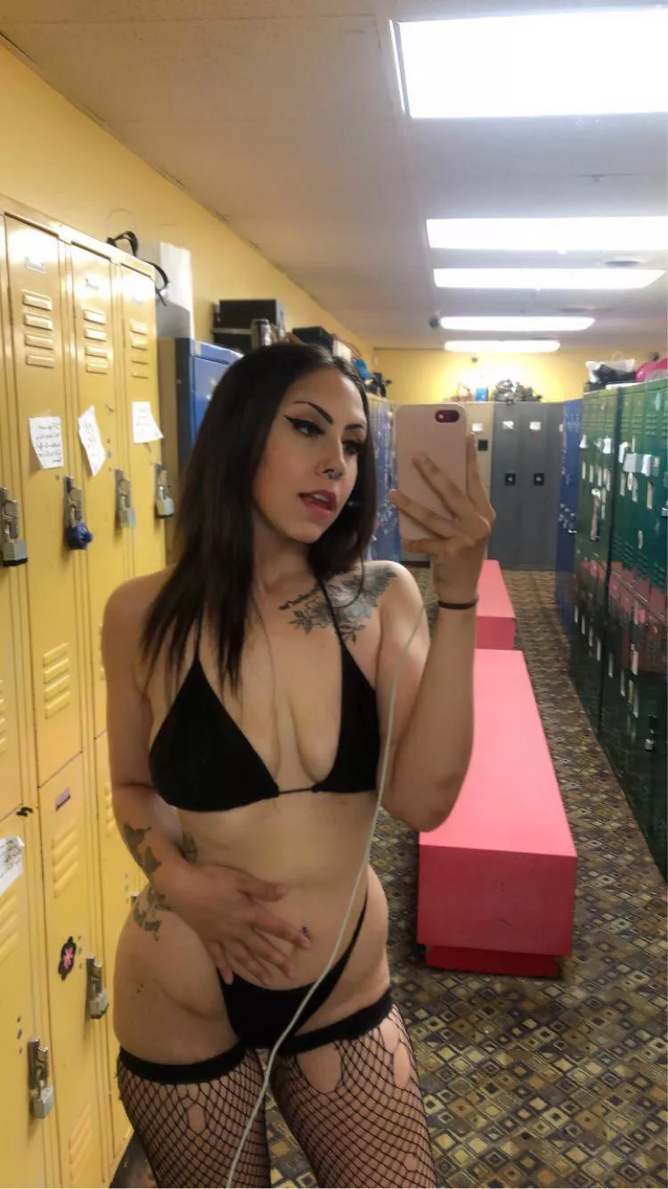 makeup is cute in this…someone come fuck it up 😉