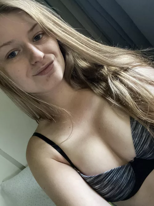 Married but I want to get fucked while hubby watches 😍