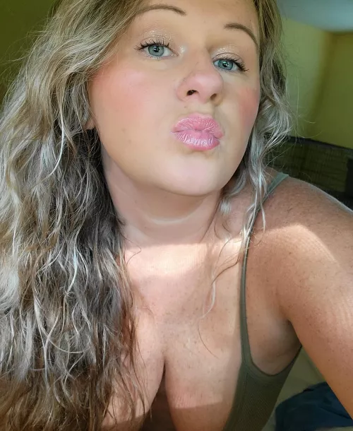 🌟Mature busty milf with big tits and juicy ass! Sweet girl next door personality. New content daily! No ppv! Sub to my OF to see more. Link below!🔥