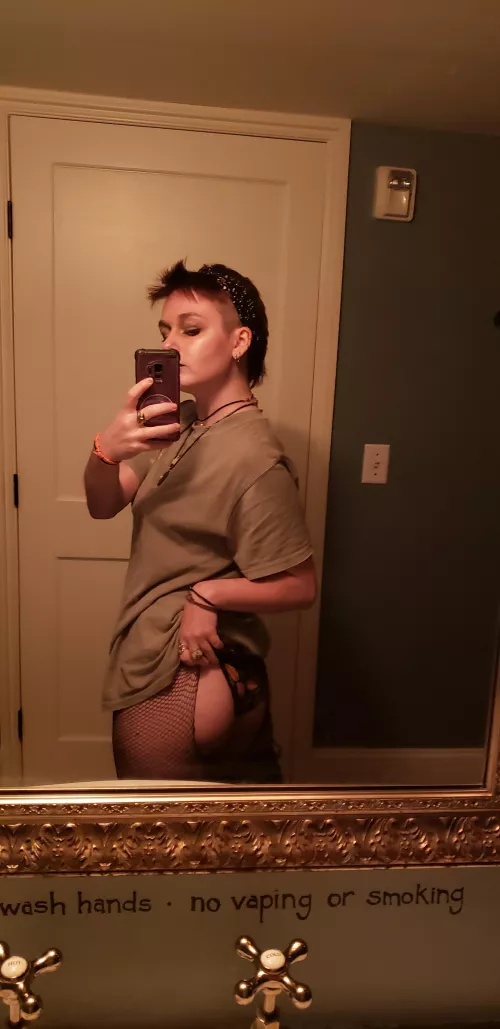 Me and my ass out at the bar 😚