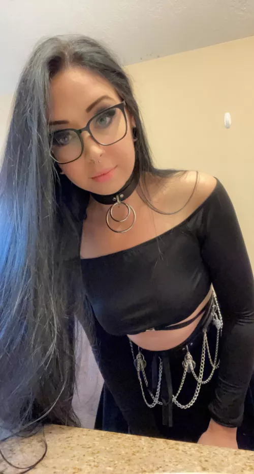 Medium tiddy goth gf 🖤