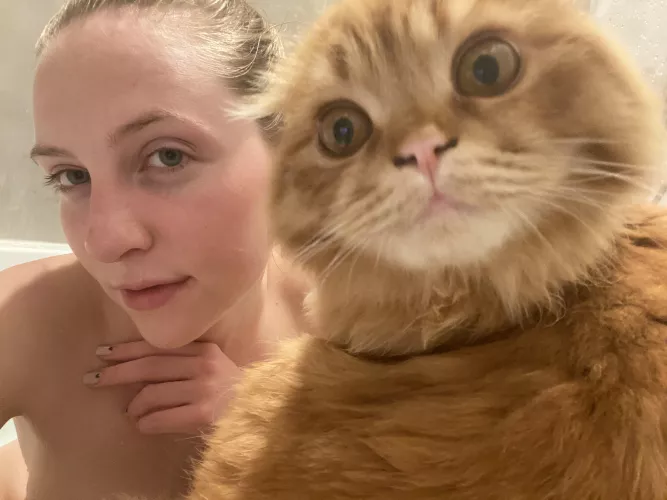 My bath has a guest today 👀😻