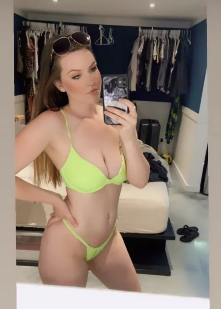 My ex business partners youngest daughter looking amazing for just having had a kid.