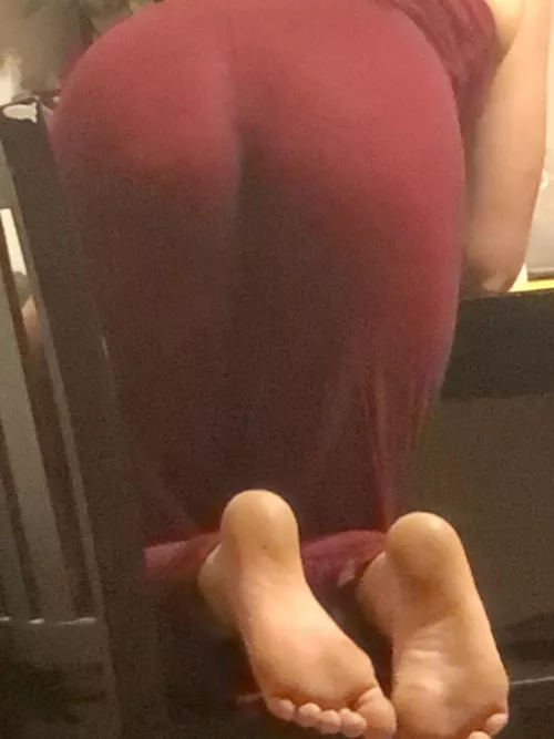 My gfs big hot ass and sexy little feet, only pic I was able to capture of both 😜😍