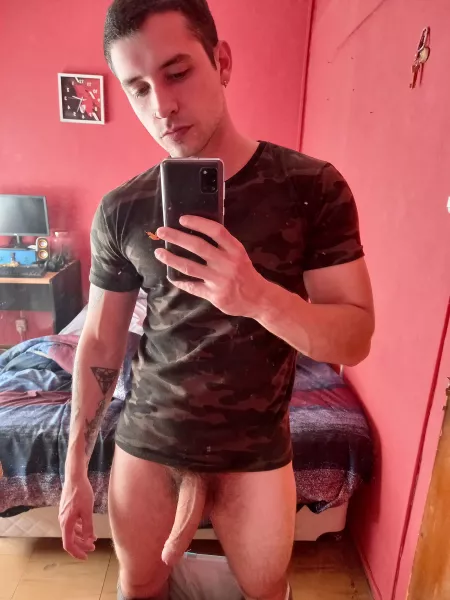 My huge cock can be seen even with my pants on, do you like it? 🔥🍌