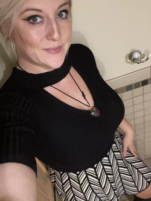 Natural & naughty milf 🖤 20% off for your first month 🖤 sub with a bundle get a naughty solo vid in your inbox 🖤 link in comments