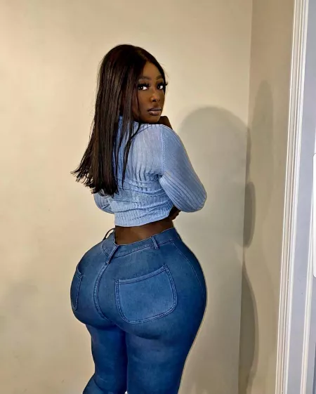 Not sure what's better her chocolate skin or them Jean's 🙂🙂