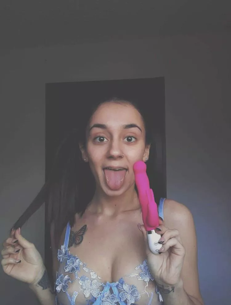 Nothing would make me happier than to use this vibrating dildo on you 😜