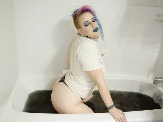 [OC] Bath time, but make it goth 🖤💙