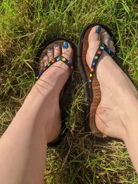 Oh are you looking at my colourful flipflops or at something else? 😘