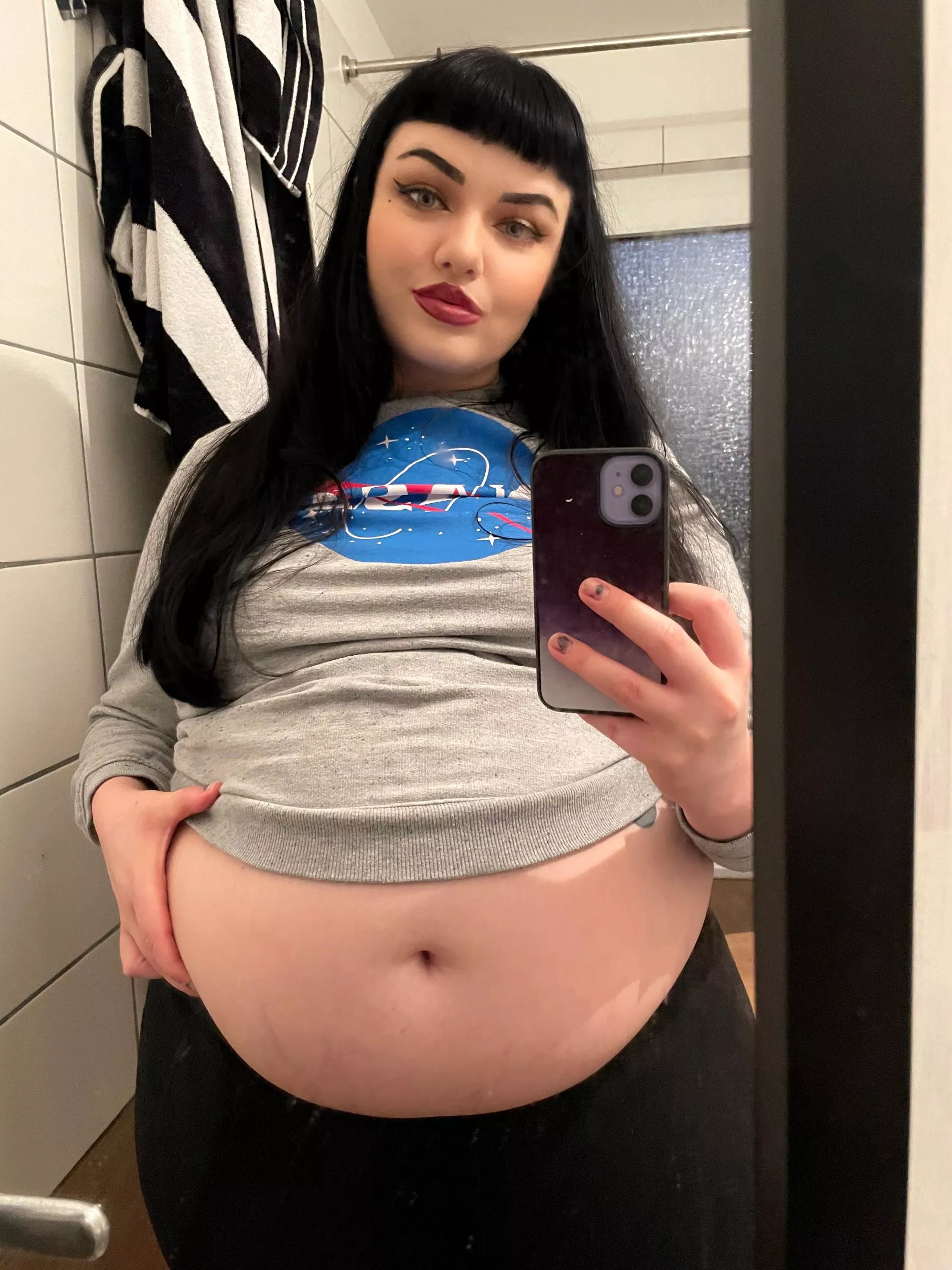 One of my favorite reminders of how fat I’ve gotten is when I try on old clothes that used to be comfy oversized loungewear for me and now they cover so little of my belly 🥵 One of my favorite reminders of how fat I’ve gotten is when I try on old clothes that used to be comfy oversized loungewear for me and now they cover so little of my belly 🥵