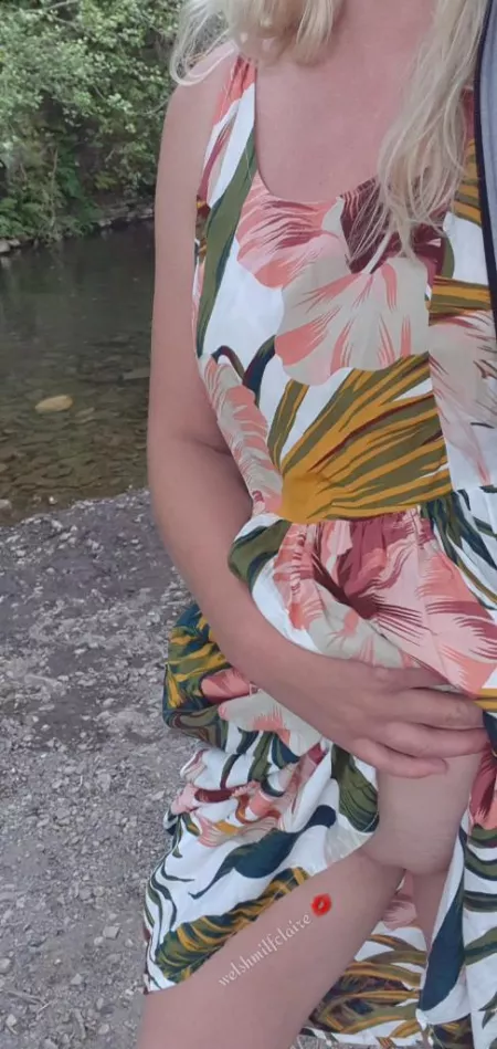 Out for an evening stroll, thought i'd treat you to me flashing in my summer dress 💋