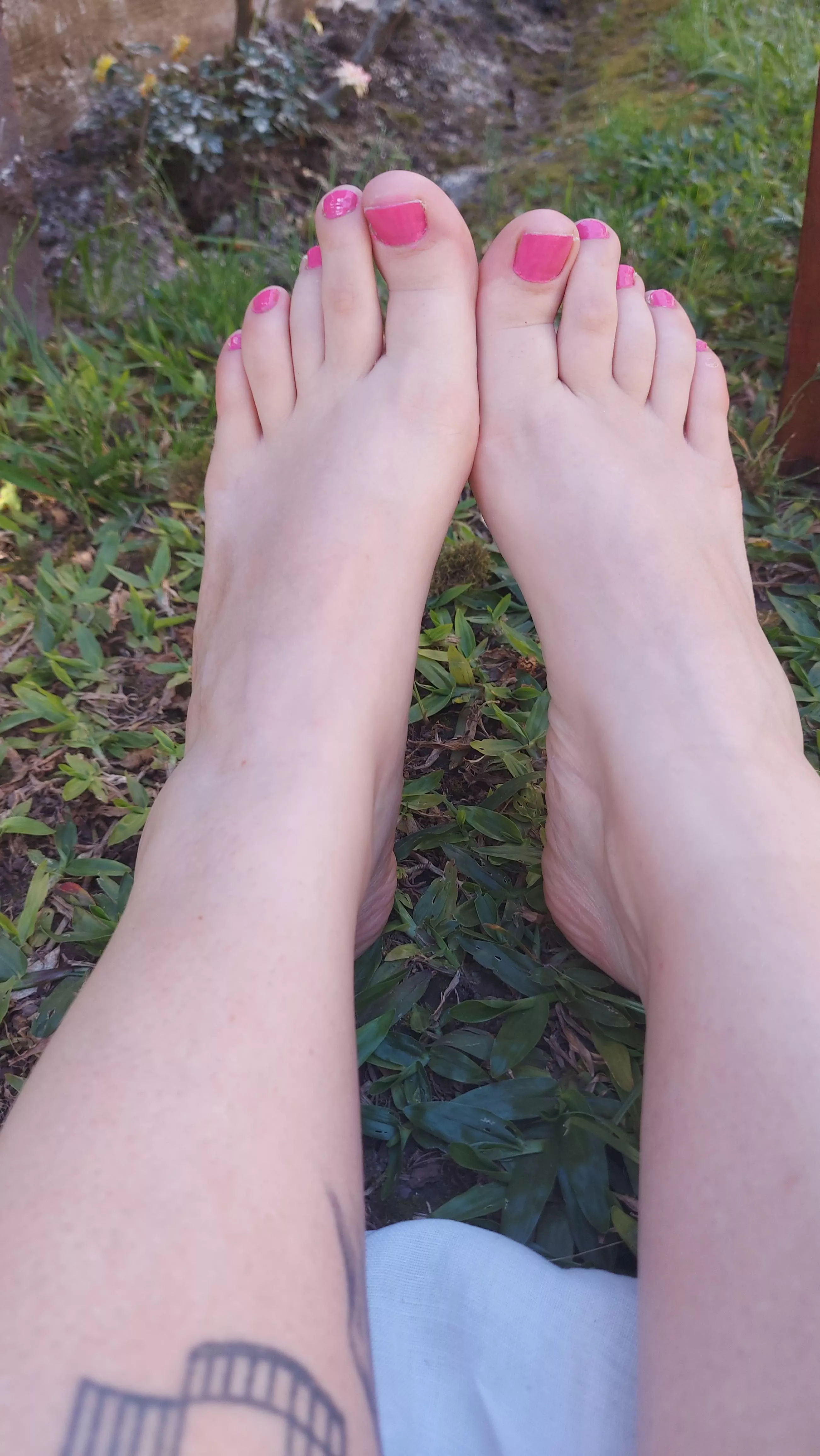 Pale feet, pink nail polish 💕