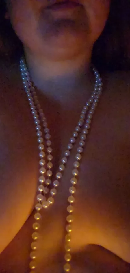 Pearl necklace anyone?? 😉😅