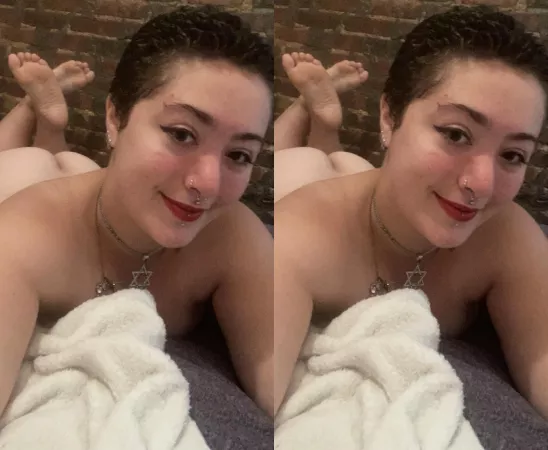 peep my bubble butt in the background! ; - )