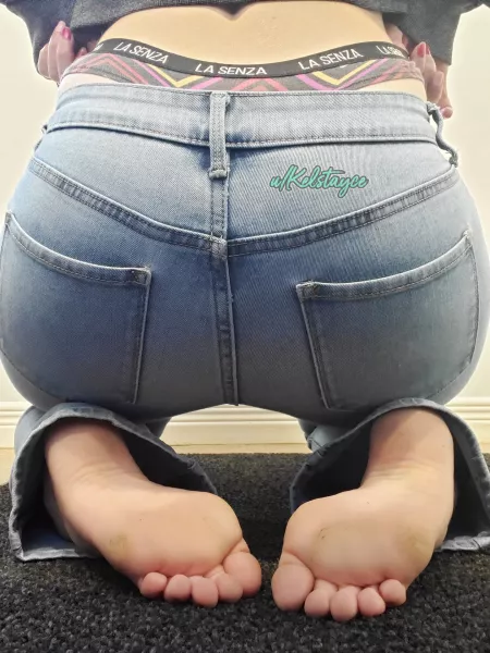 Play some Conway Twitty- Tight Fittin Jeans| free subscription to my OF| fetishes welcome| custom requests| interaction with fans| want my link?