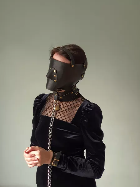 Portrait in leather [F]