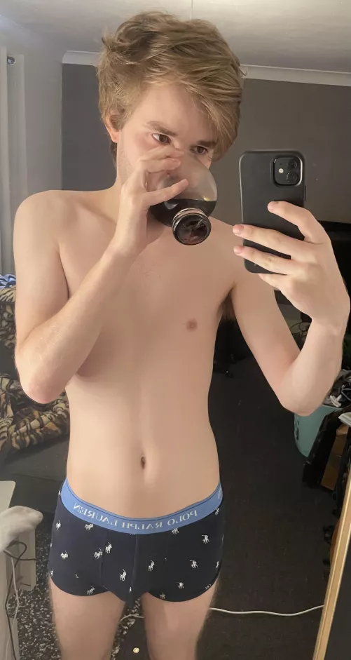 Posing with my drink 🍹