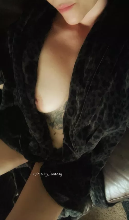 Power is out at my house, making it hard to WFH, so I'm being lazy on the couch. You should come entertain me 😉💋