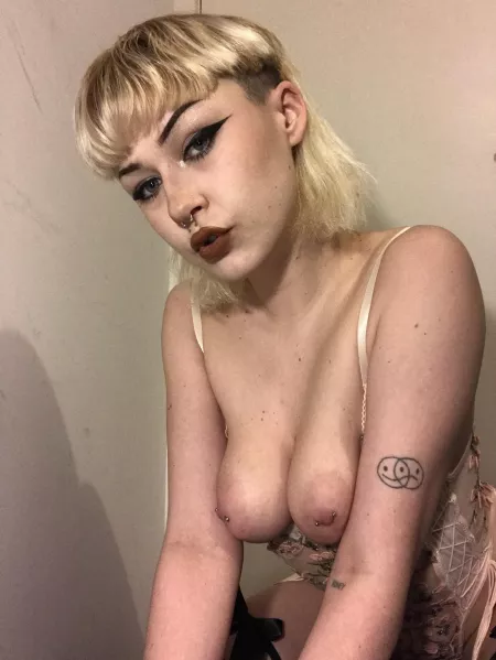 pretty bimbo all dolled up 💞✨ thoughts?