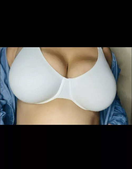 Psst.. this is a still taken from a stripping video where I remove everything and jump up and down😏🤤💦