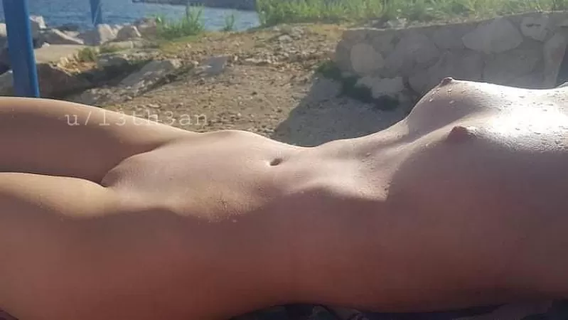 Raise your dick if you'd breed me on the public beach 😇