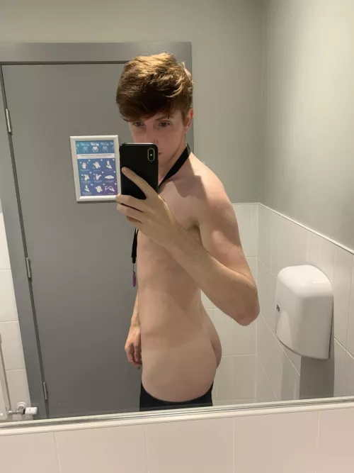 Really want my ass used in the locker room 😜