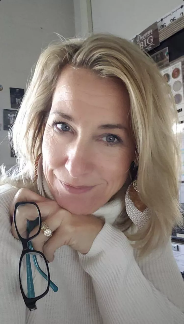Recently got in contact with my old Teacher, she looks hotter than before. She sent me this selfie, upvote for updates Recently got in contact with my old Teacher, she looks hotter than before. She sent me this selfie, upvote for updates