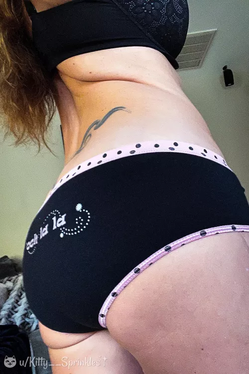 Rockin’ my cute little boy panties today! Complete with lipstick holder.(=^•^=) [f]