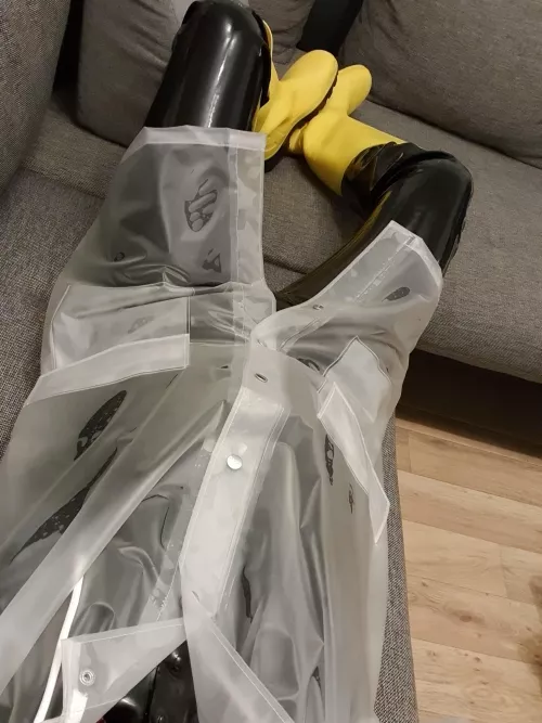 Saturday evening = fetish evening 😏 latex, rainwear und rubberboots 🖤