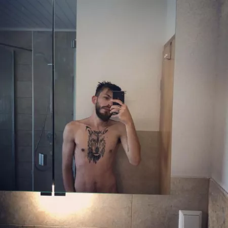 Selfie for attention. Okay, now that i got it.. Recommend me new games to play on stream, lowkey tired of DBD/League ._.