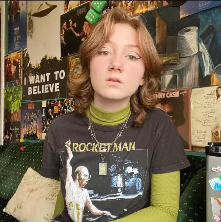 Send me a cum tribute and you'll get to see her nudes. kik: 