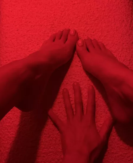 Sensual 😍 petite feet for you if want them..