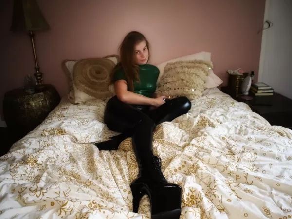 Shiny pants, shiny boots 🖤