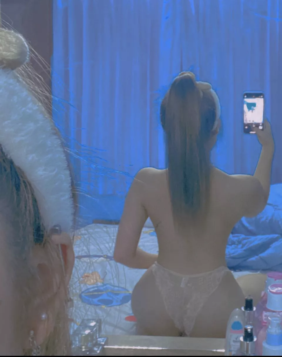 should i do more squats or my booty is enough?🙈 I’m so sweaty after working out so i removed my top 🥵 should i do more squats or my booty is enough?🙈 I’m so sweaty after working out so i removed my top 🥵