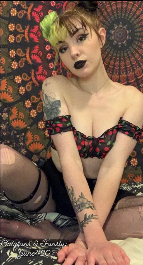 Should I wear this top under my titties instead?😜