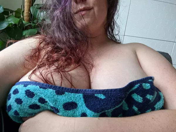 Shoulders, arms, and upper chest are lightly be-freckled. Need to get more sun on the rest of me to even it out, though...