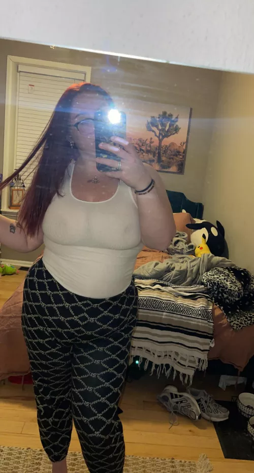 Sitting pretty in a too small top 🥵