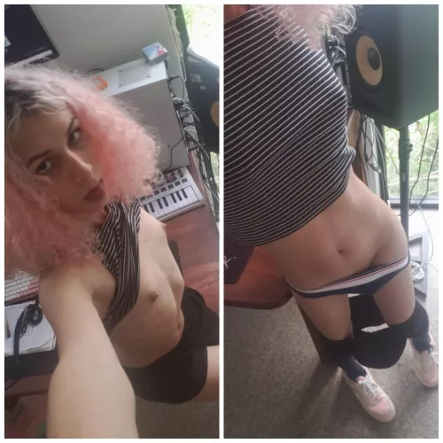 So horny in my studio 🙈💜