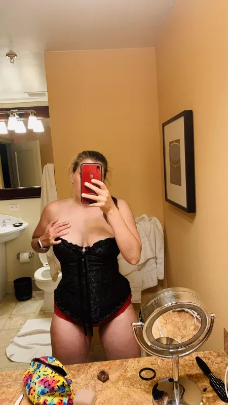 So the more I wear it, the more I love it. There’s something about not being able to slouch or bend down that just makes this piece of outfit intriguing.