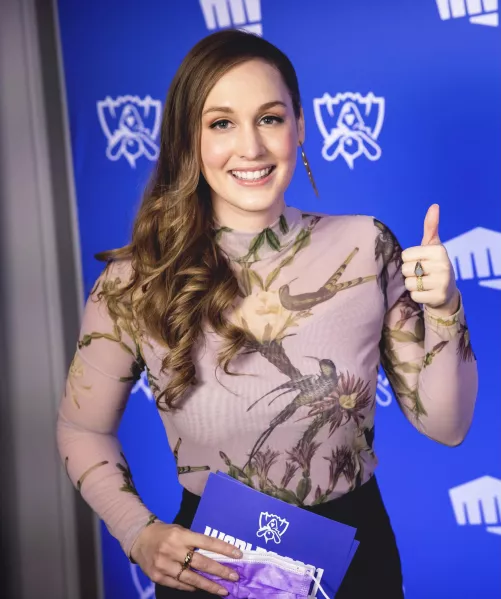 Someone knows Sjokz and can help me cum for her?