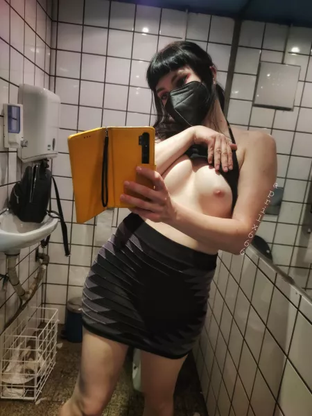 sometimes you just have to make trashy bathroom selfies ✨