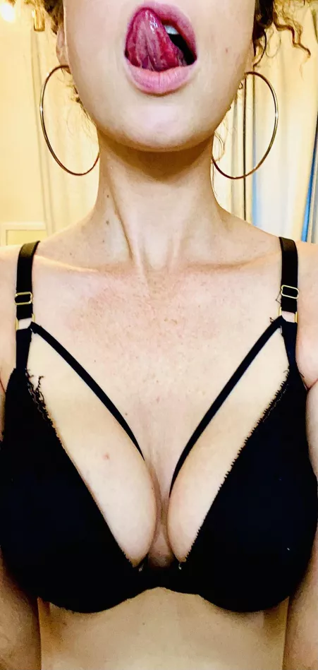 Squeeze my tits and suck my neck, Baby. 🔥😈🔥