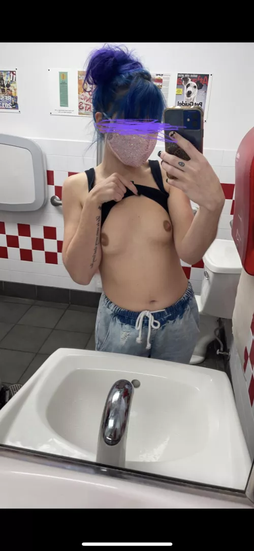 [ST] tit flash while getting a burger